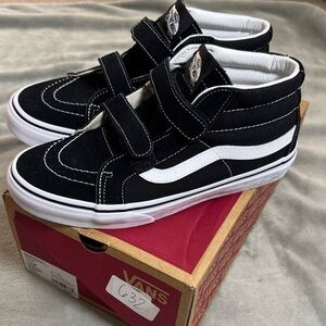 Vans Kids Black and White Sk8-Mid Reissue V, size 7 Juniors